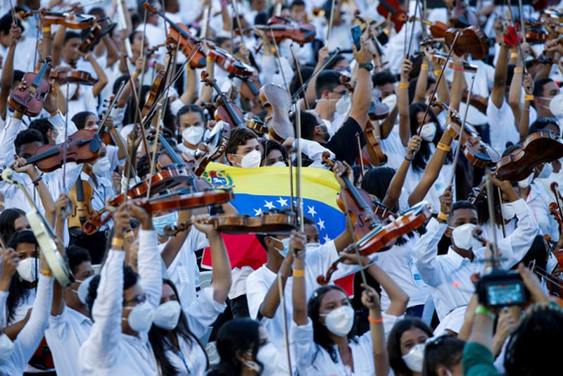 Các nghệ sĩ trẻ của hệ thống El Sistema tham gia buổi hòa nhạc phá vỡ kỷ lục Guinness thế giới. (Ảnh: Reuters)