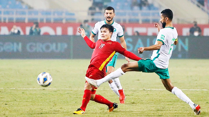 Một pha bóng trong trận ĐT Việt Nam gặp ĐT Saudi Arabia. Ảnh: ANH QUÂN