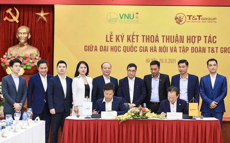 Chủ tịch Hội đồng Quản trị kiêm Tổng Giám đốc T&T Group Đỗ Quang Hiển và GS, TS Lê Quân, Giám đốc Trường Đại học Quốc gia Hà Nội ký kết Thỏa thuận hợp tác chiến lược.