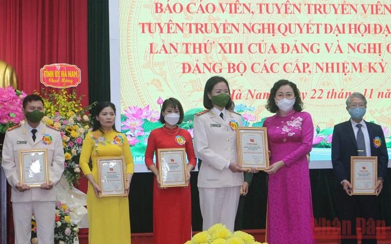 Đồng chí Phó Bí thư Thường trực tỉnh ủy Hà Nam trao giải Nhất cho thí sinh thuộc Đảng bộ Công an tỉnh.