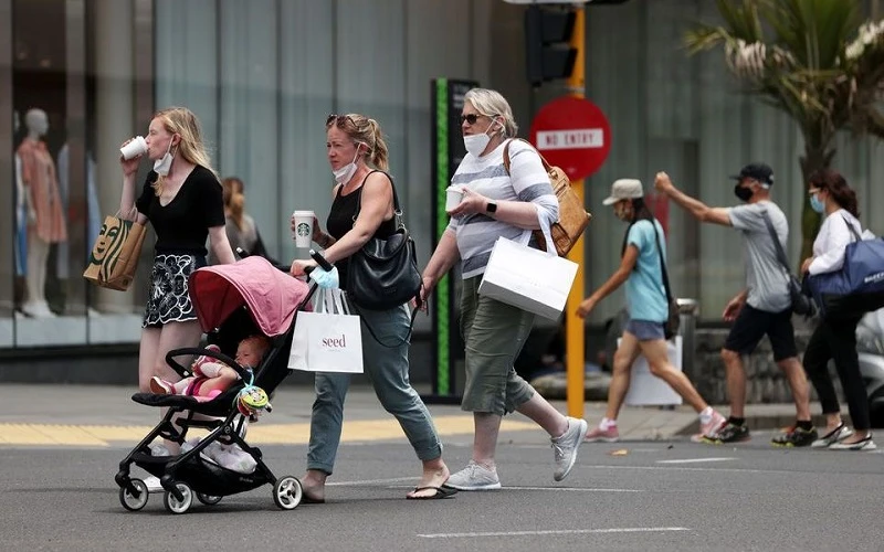 Người dân Auckland đi mua sắm sau khi các hạn chế phòng dịch Covid-19 được nới lỏng ở thành phố lớn nhất New Zealand, ngày 10/11/2021. (Ảnh: Reuters)