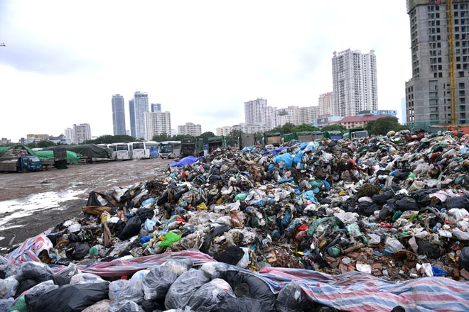 Khu đất thuộc dự án Khu đô thị mới Cầu Giấy (phường Yên Hòa) biến thành một bãi rác thải lớn.