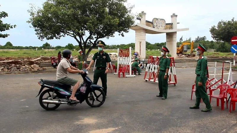 Chốt kiểm soát người và phương tiện ra vào “vùng đỏ” thuộc xã Tam Thanh, huyện đảo Phú Quý (Bình Thuận).