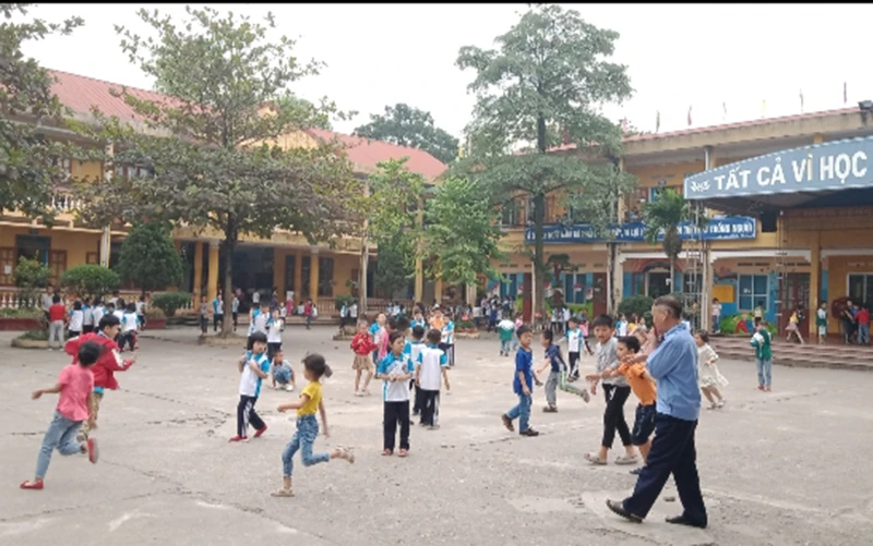 Học sinh trên địa bàn 4 phường, xã ở thành phố Thái Nguyên vừa đi học trực tiếp trở lại sáng 22/11 thì phải về nhà học trực tuyến.