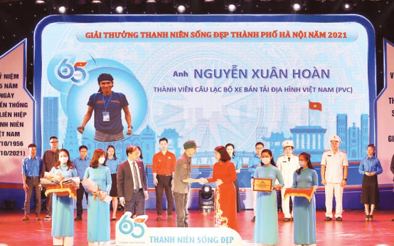 Anh Nguyễn Xuân Hoàn nhận giải thưởng “Thanh niên sống đẹp TP Hà Nội” năm 2021.
