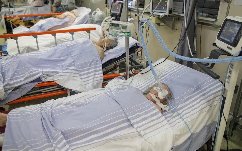 Các bệnh nhân Covid-19 được đặt nội khí quản tại Bệnh viện Đại học Bucharest, Romania, ngày 29/10/2021. (Ảnh: Inquam/Reuters)