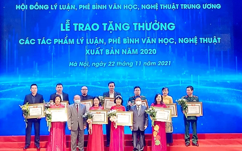 Đại diện 13 cơ quan, đơn vị nhận tặng thưởng lĩnh vực lý luận, phê bình văn học, nghệ thuật năm 2020.