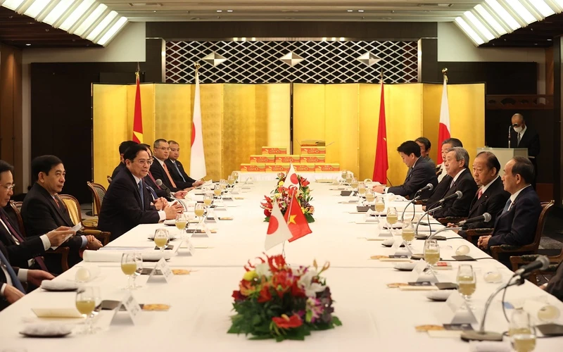 Thủ tướng Phạm Minh Chính gặp Ngài Suga Yoshihide, cựu Thủ tướng Nhật Bản và ngài Nikai Toshihiro, Chủ tịch Liên minh Nghị sỹ Hữu nghị Nhật-Việt (Ảnh: TTXVN)