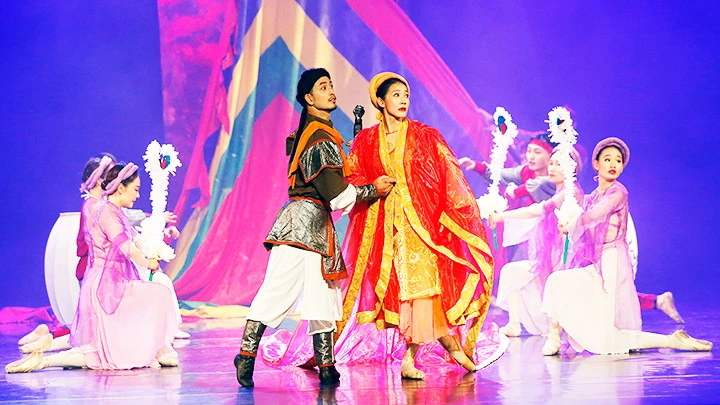 Cảnh trong vở ballet Kiều - tác phẩm sân khấu thành công trong việc kết hợp nghệ thuật ballet với văn hóa truyền thống Việt Nam. Ảnh: LÊ MINH