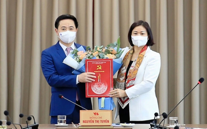 Điều động đồng chí Trần Anh Tuấn giữ chức vụ Bí thư Thị ủy Sơn Tây nhiệm kỳ 2020-2025.
