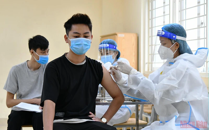 Tiêm vaccine phòng Covid-19 cho học sinh THPT tại Hà Nội. (Ảnh: Thủy Nguyên)