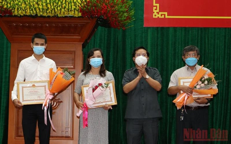 Đồng chí Lê Ngọc Tuấn, Chủ tịch Ủy ban nhân dân tỉnh Kon Tum, trao Bằng khen cho các tập thể, cá nhân.