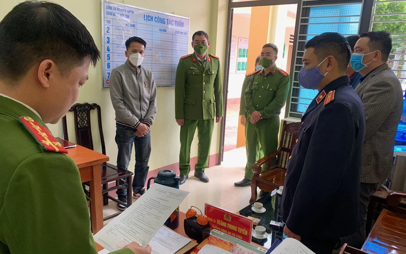 Thi hành lệnh bắt tạm giam bị can đối với Nguyễn Văn Quân.