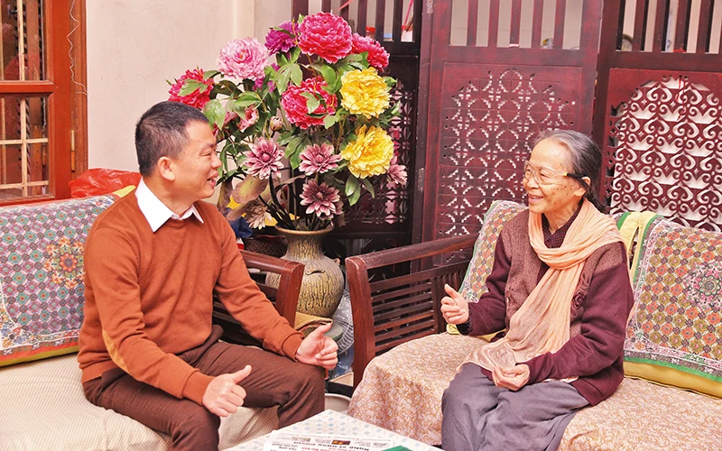 PGS, TS Nguyễn Thụy Loan (phải) trò chuyện với tác giả. Ảnh | Nguyễn Hữu Thìn