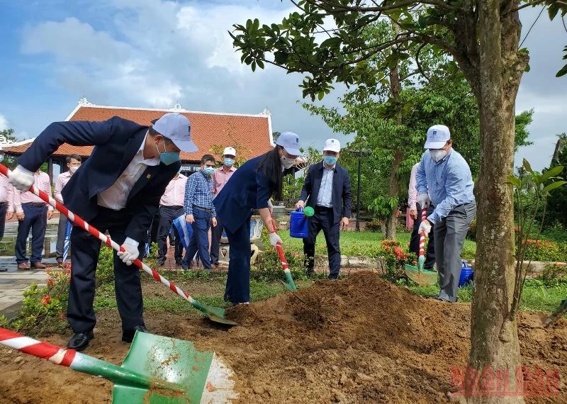 Lãnh đạo tỉnh Quảng Ngãi, Tập đoàn Dầu khí Việt Nam và BSR tham gia trồng cây xanh tại Khu chứng tích Sơn Mỹ.