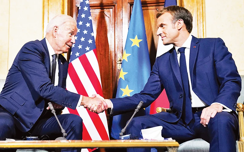 Tổng thống Mỹ Joe Biden gặp Tổng thống Pháp Emmanuel Macron trước Hội nghị thượng đỉnh G20 ở Italia. Ảnh | Reuters