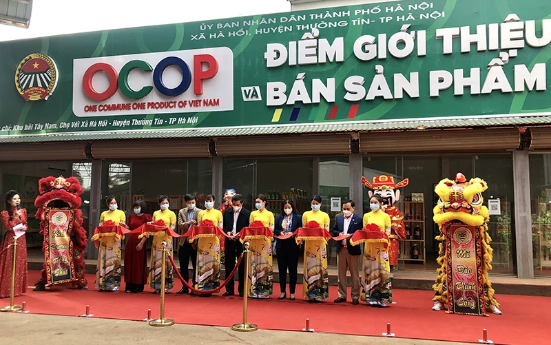 Cắt băng khai trương Điểm Giới thiệu, quảng bá và bán sản phẩm OCOP trên địa bàn huyện Thường Tín, Hà Nội.
