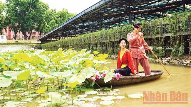 Du lịch trải nghiệm hái hoa sen tại dòng sông cổ trong Di sản văn hóa thế giới Hoàng thành Thăng Long.