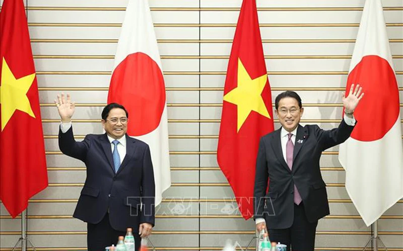 Thủ tướng Phạm Minh Chính và Thủ tướng Nhật Bản Kishida Fumio. (Ảnh: TTXVN)