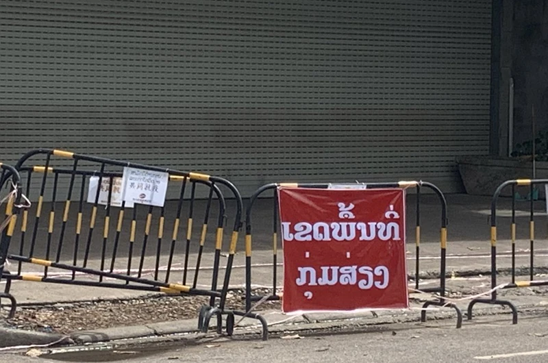 Một địa điểm tại Thủ đô Vientiane bị phong tỏa nhằm ngăn chặn dịch Covid-19 bùng phát. (Ảnh: Xuân Sơn)
