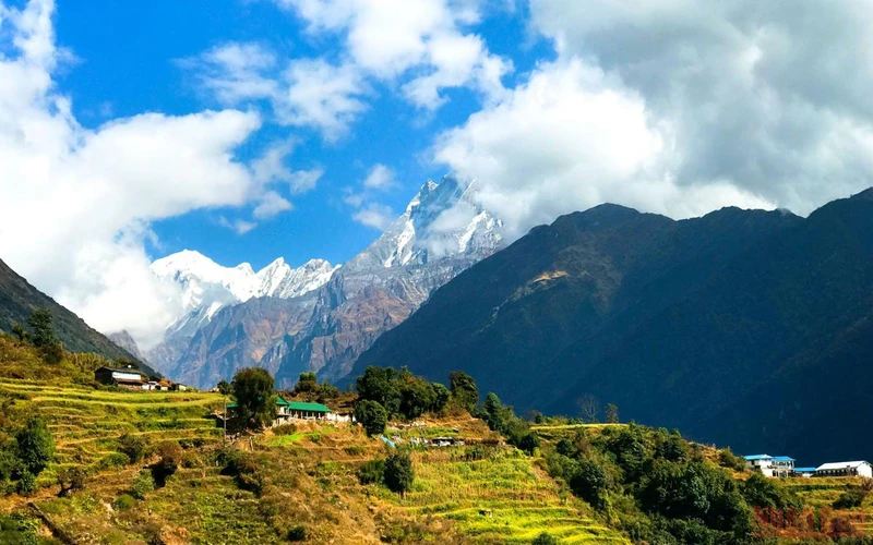 Nepal vào thu, những thửa ruộng bậc thang vùng Gandaki mang nhiều nét tương đồng với quang cảnh ở miền núi phía bắc Việt Nam. Chỉ có điều bao quanh chúng là vô số rặng tuyết sơn hùng vĩ. 