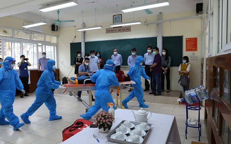 Diễn tập tình huống giả định chăm sóc, điều trị cho các bệnh nhân mắc Covid-19 tại trạm y tế lưu động ở quận Ba Đình (TP Hà Nội). Ảnh: TTXVN