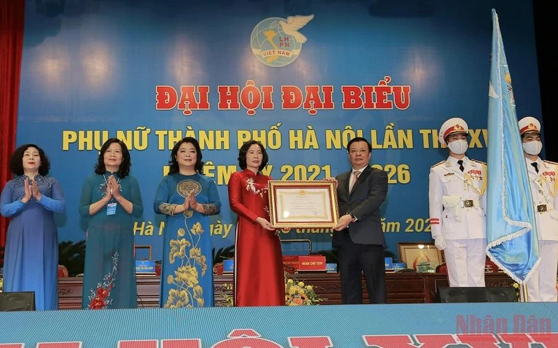 Bí thư Thành ủy Hà Nội Đinh Tiến Dũng trao Huân chương Lao động hạng Nhất tặng Hội Liên hiệp Phụ nữ thành phố Hà Nội. 