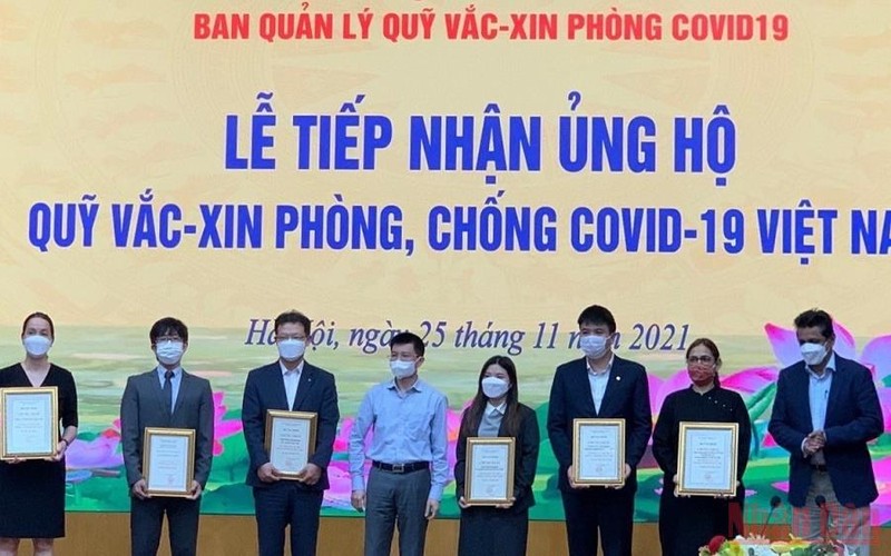 Đại diện Tập đoàn G.A. Consultants Nhật Bản tại Việt Nam ủng hộ 100 nghìn USD cho Quỹ Vaccine phòng, chống Covid-19.