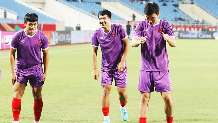 Lê Văn Xuân (bên trái) là cầu thủ U22 hiếm hoi được gọi lên đội tuyển quốc gia. Ảnh: LÊ MINH