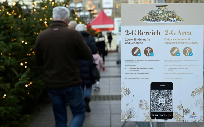 Biển nhắc thực hiện quy định 2G tại lối vào chợ Giáng sinh ở Đức, tháng 11/2021. (Ảnh: Reuters)