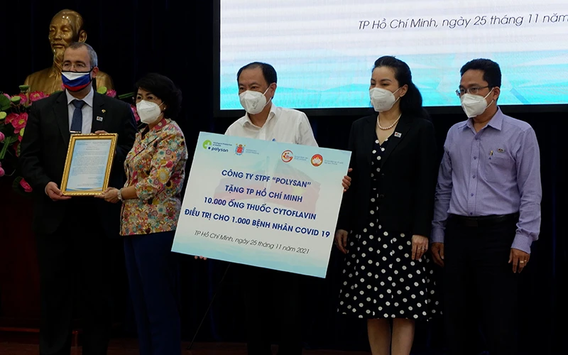 Ủy ban Mặt trận Tổ quốc Việt Nam TP Hồ Chí Minh nhận số thuốc điều trị Covid-19 từ Hãng khoa học công nghệ Dược phẩm Polysan (Liên bang Nga).
