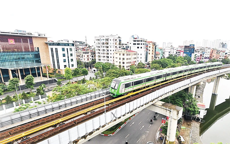 Tuyến đường sắt đô thị Cát Linh - Hà Ðông được vận hành và đưa vào sử dụng đã tạo điều kiện đi lại thuận lợi cho người dân. Ảnh: MINH HÀ 