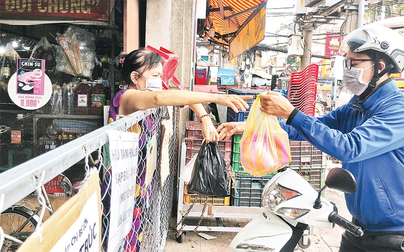 Tiểu thương chợ Bà Chiểu (quận Bình Thạnh) tự treo biển "tiếp thị" để khách dễ dàng mua sắm.