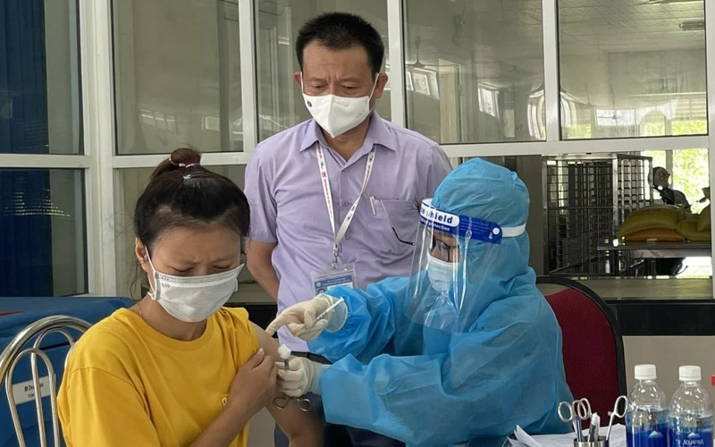 Trung tâm Kiểm soát bệnh tật Quảng Bình tổ chức tiêm vaccine cho công nhân tại thành phố Đồng Hới.