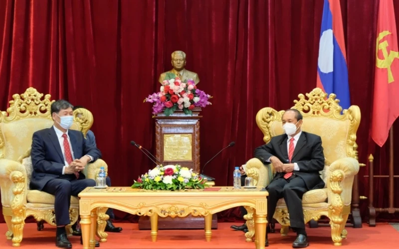 Tổng Lãnh sự Nguyễn Đăng Hùng (trái) chúc mừng Đảng bộ, Chính quyền và nhân dân tỉnh Luang Prabang nhân dịp kỷ niệm 46 năm Quốc khánh Lào. (Ảnh: Tổng Lãnh sự quán Việt Nam tại Luang Prabang)