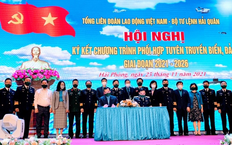 Lãnh đạo Bộ Tư lệnh Quân chủng Hải quân và Tổng Liên đoàn Lao động Việt Nam ký kết chương trình phối hợp tuyên truyền biển đảo giai đoạn 2021-2026 và các năm tiếp theo. 
