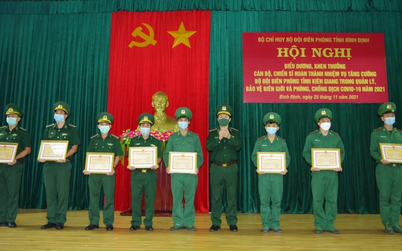 Bộ Chỉ huy Bộ đội Biên phòng tỉnh Bình Định tặng Giấy khen cho các đồng chí đã hoàn thành tốt nhiệm vụ.