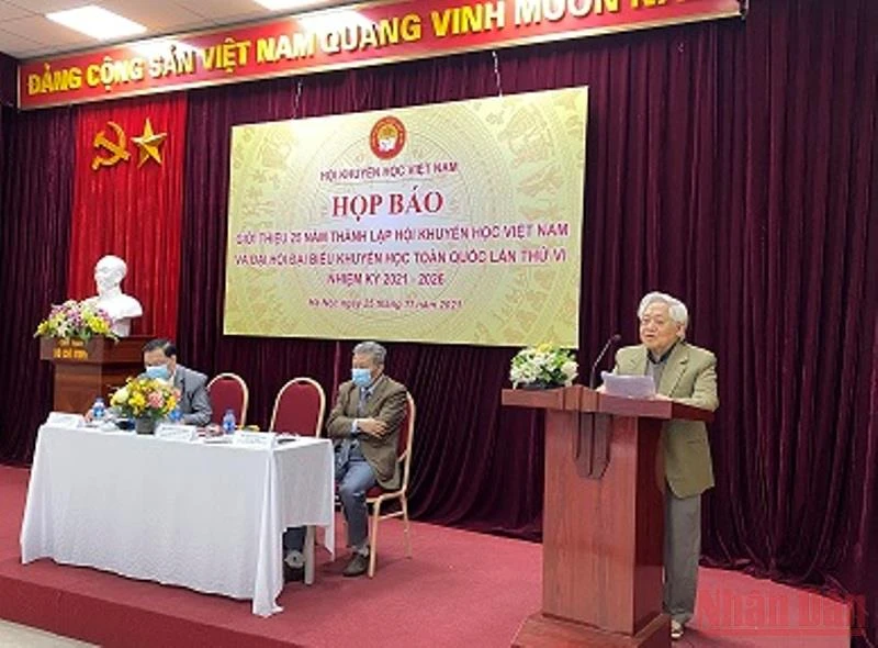 Phó Chủ tịch, Tổng Thư ký Hội khuyến học Việt Nam, GS, TS Phạm Tất Dong phát biểu tại buổi họp báo.