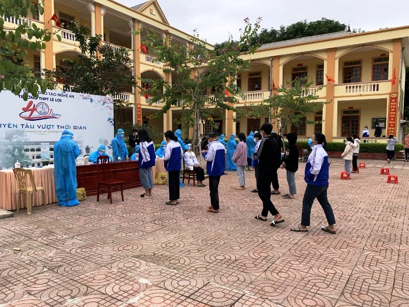 Test nhanh cho học sinh Trường PTTH Lê lợi, Thị trấn Lạt (Tân Kỳ).