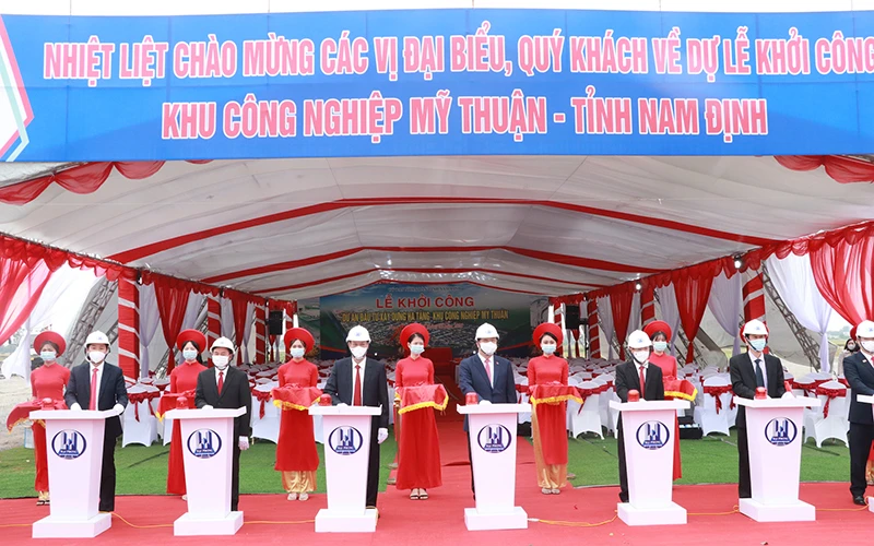 Các đại biểu bấm nút khởi công xây dựng hạ tầng khu công nghiệp Mỹ Thuận.