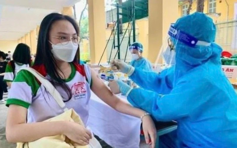 Tiêm vaccine phòng Covid-19 cho học sinh quận Ninh Kiều, TP Cần Thơ.
