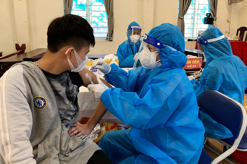 Tiêm vaccine phòng Covid-19 cho học sinh Trường THPT Thanh Sơn, huyện Thanh Sơn.