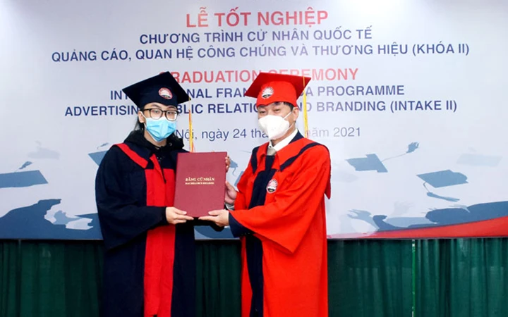 PGS,TS. Phạm Minh Sơn trao bằng tốt nghiệp cho sinh viên lớp Chuyên ngành 2018 (Khóa II), Chương trình Cử nhân quốc tế Quảng cáo, Quan hệ công chúng và Thương hiệu (Ảnh: AJC).