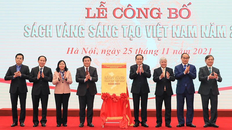Lãnh đạo Đảng, Nhà nước, Quốc hội, Mặt trận Tổ quốc Việt Nam, các cơ quan liên quan thực hiện nghi thức công bố Sách vàng Sáng tạo Việt Nam năm 2021. (Ảnh: Quang Vinh)