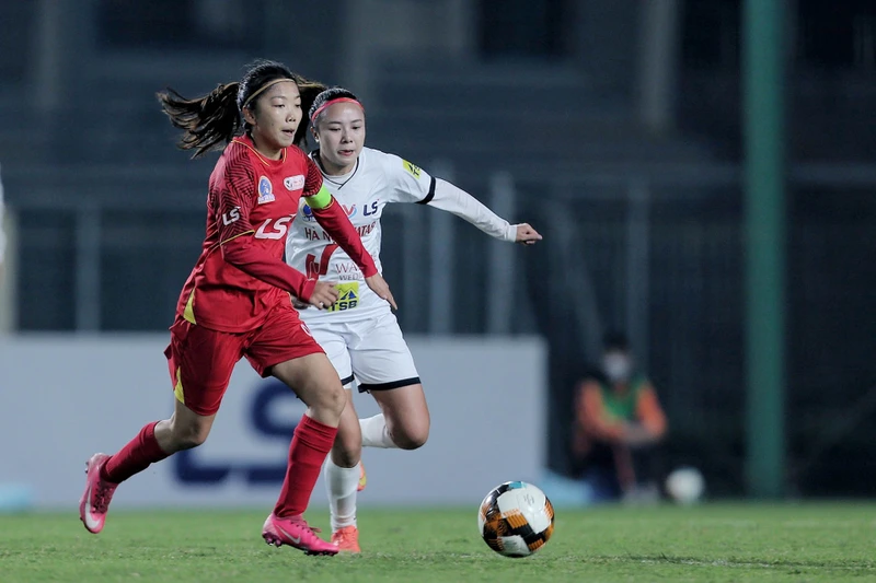 Đội trưởng Huỳnh Như (áo đỏ) tiếp tục thi đấu ấn tượng trong trận chung kết. (Ảnh: VFF)