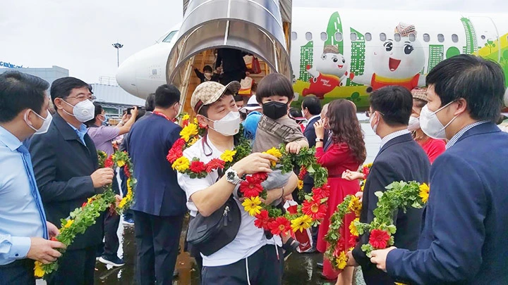 Những du khách hộ chiếu vắc-xin đầu tiên đến Phú Quốc. Ảnh: HOÀNG TRUNG