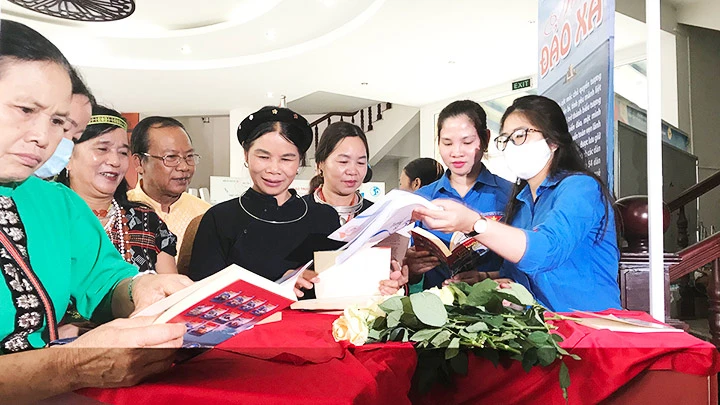 Một hoạt động trưng bày tại Làng Văn hóa - du lịch các dân tộc Việt Nam với sự phối hợp tổ chức của Ban Nhà văn trẻ - Hội Nhà văn Việt Nam nhiệm kỳ 2021-2026. Ảnh: HOÀNG HOA