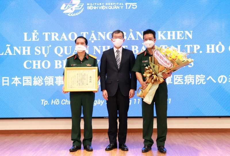Đại diện Tổng Lãnh sự quán Nhật Bản tại TP Hồ Chí Minh trao Bằng khen tặng Bệnh viện Quân y 175. (Ảnh Bệnh viện cung cấp)