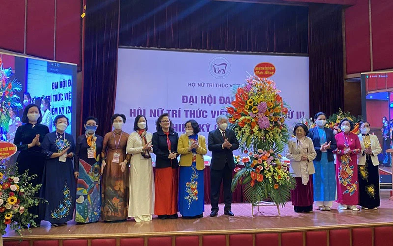 Đồng chí Đỗ Văn Chiến, Bí thư Trung ương Đảng, Chủ tịch Ủy ban Trung ương Mặt trận Tổ quốc Việt Nam tặng hoa chúc mừng Đại hội.