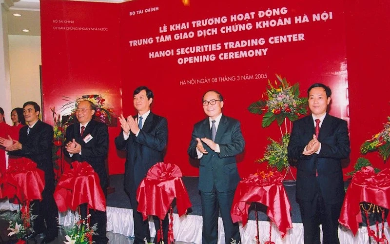Lễ khai trương hoạt động Trung tâm Giao dịch Chứng khoán Hà Nội (Năm 2005). (Ảnh: HNX)
